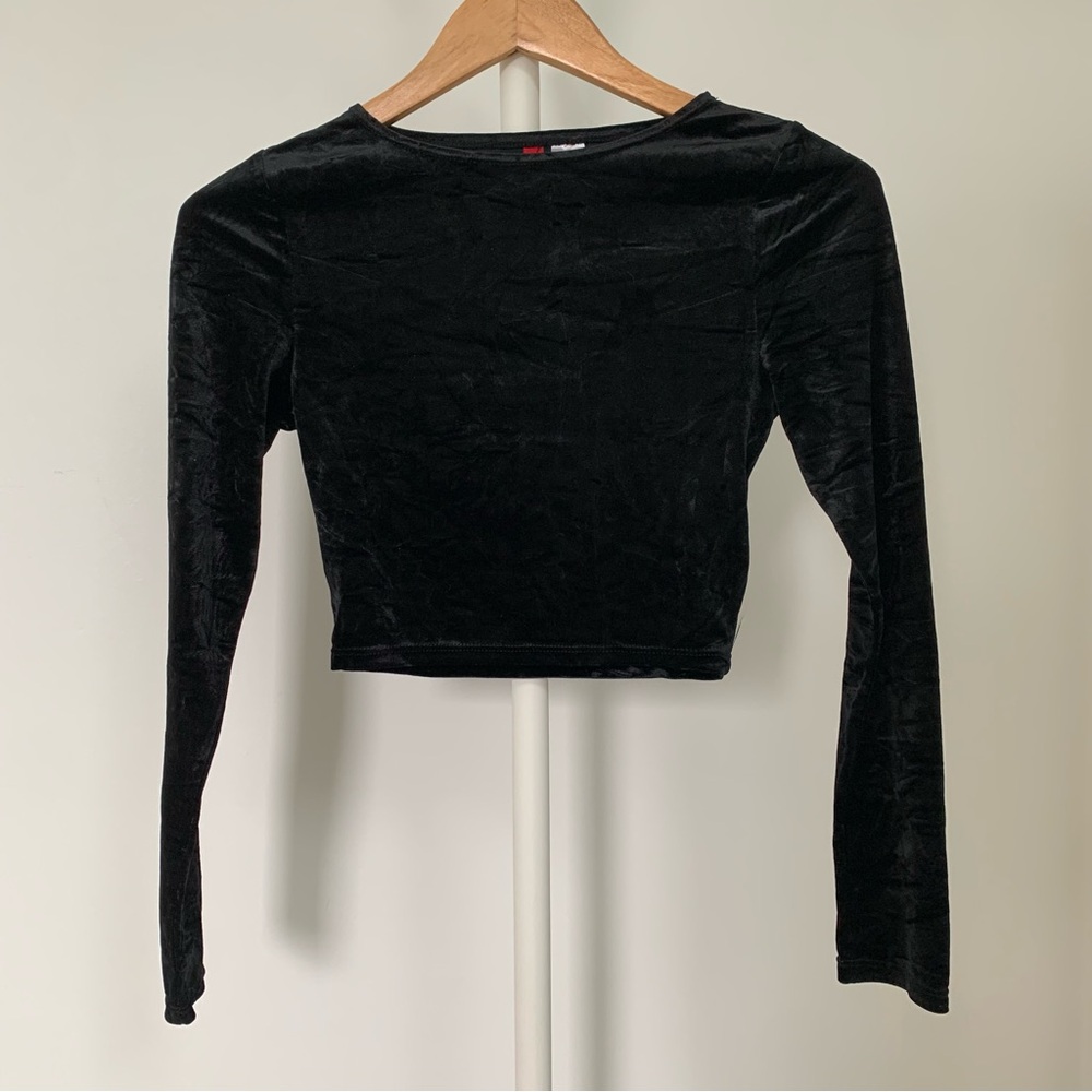 H&M Black Crushed Velvet Cropped Fitted Long Sleeve Top